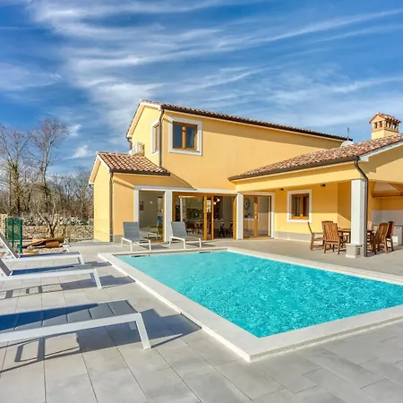 Villa Analucija *
